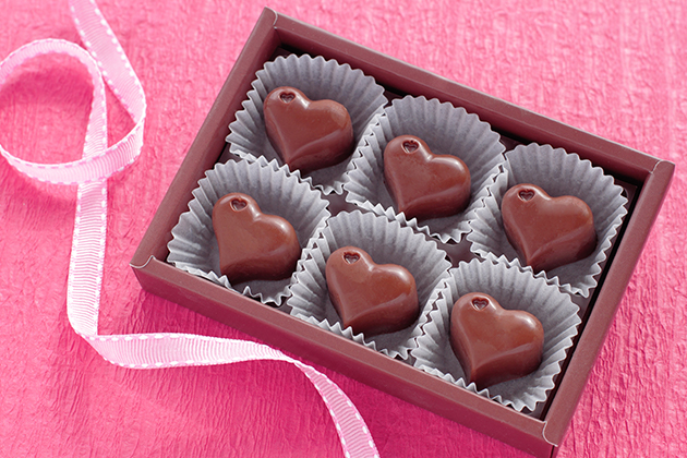 Chocolats en forme de cœur dans une boîte
