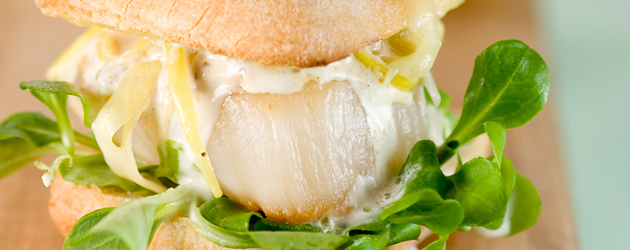 Scallop miniburgers with leeks and brie cheese