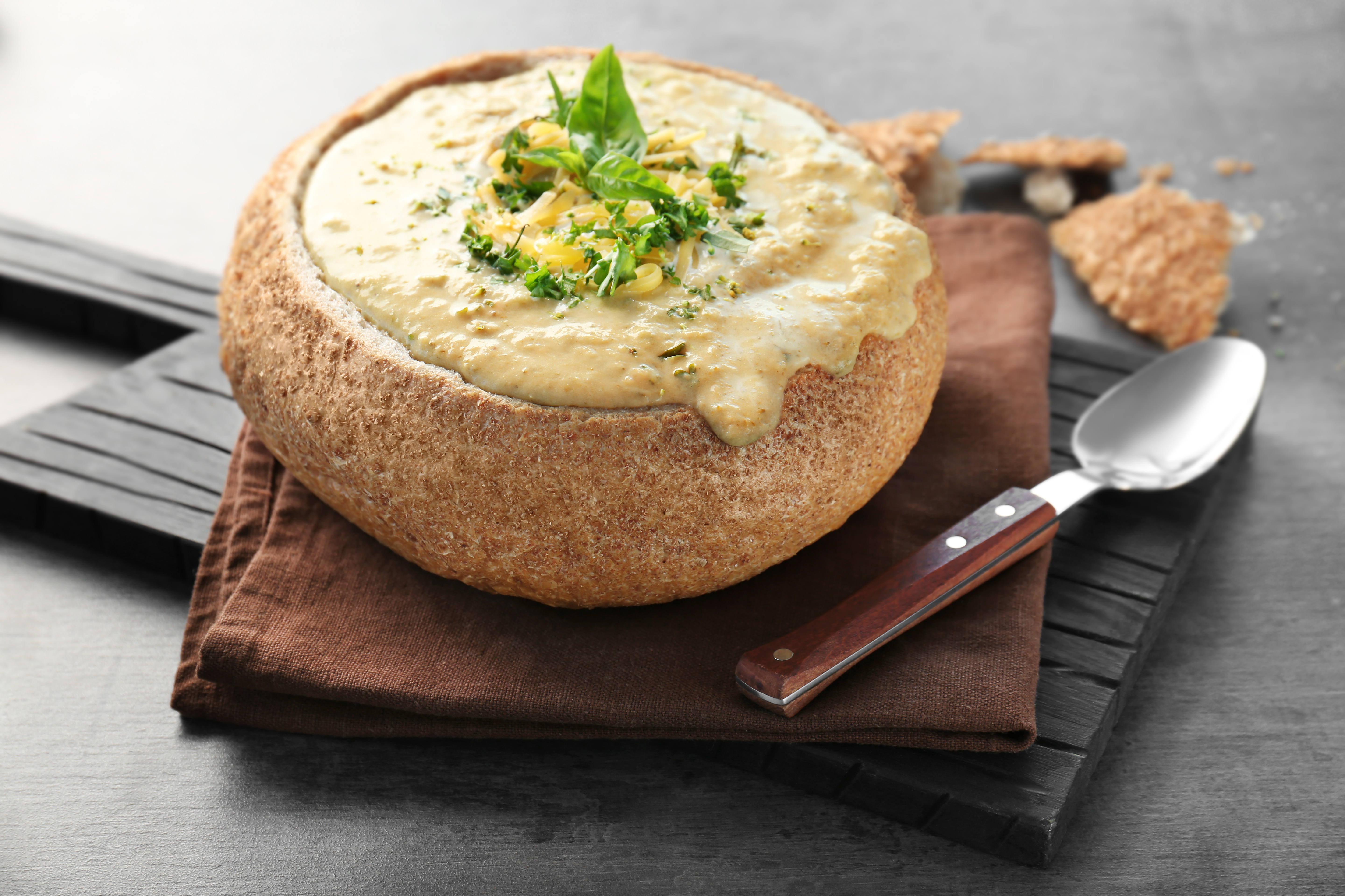 Soupe aux fromages et à la bière blonde dans un bol en pain