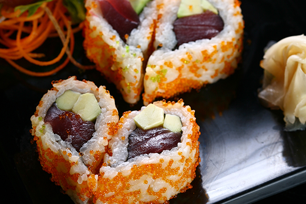 Morceaux de sushis en forme de cœur