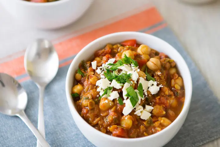 Recette sans viande : soupe-repas faite de pois chiches, carottes, ail, tomates et vermicelles de riz