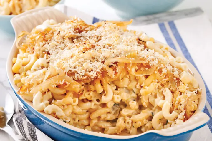 Repas sans viande de macaronis au fromage avec poireaux caramélisés au miel