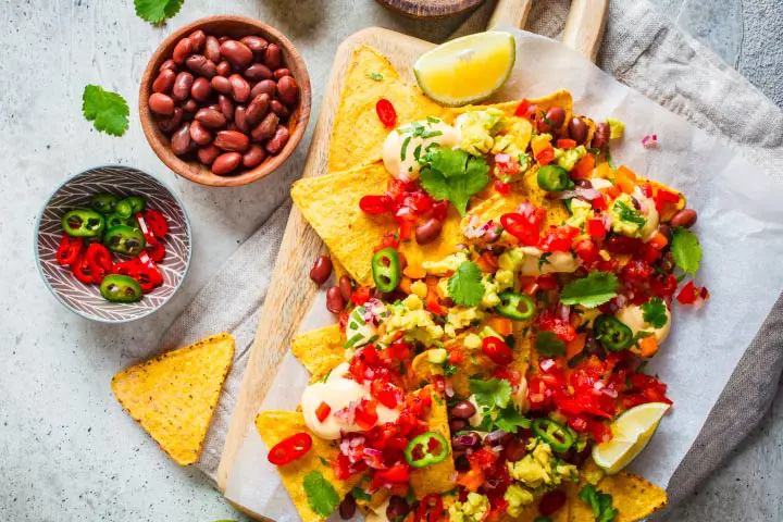 Recette de nachos garnis avec des piments forts et des haricots noirs