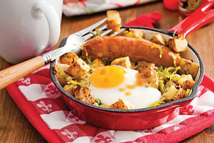 Cassolette made with potatoes, leeks, sausages and eggs