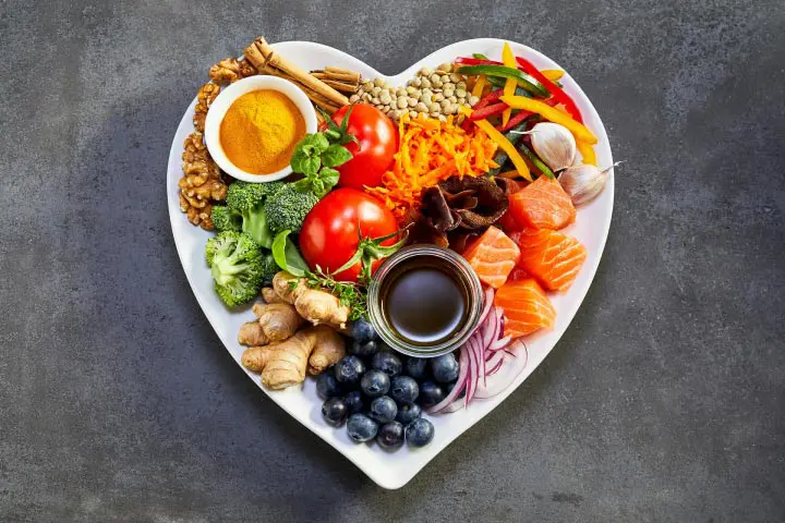 Plat en forme de cœur rempli de fruits et de légumes pour maintenir une bonne santé