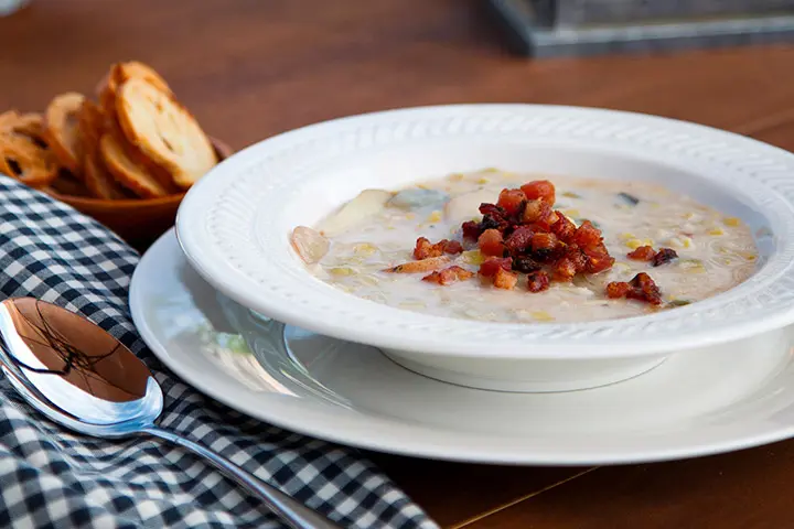 Recipe for leek soup with potato and crispy bacon garnish