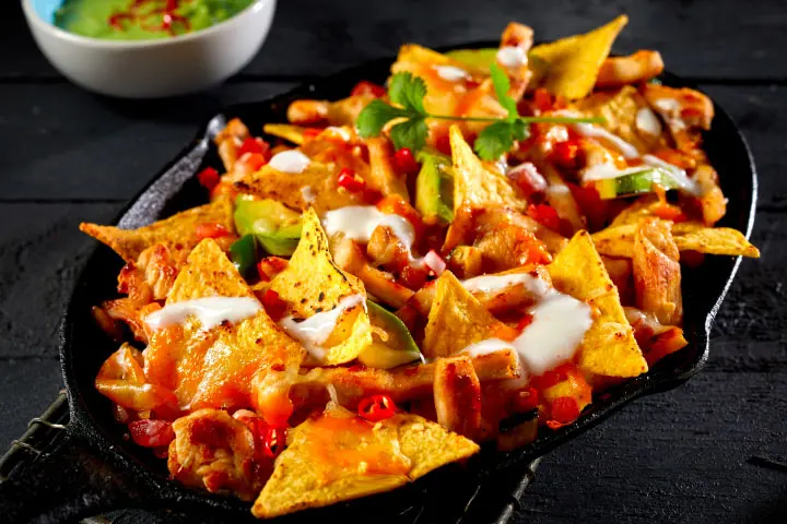 Recipe for chicken nachos with cheese and sour cream