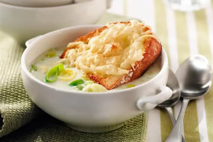 Leek soup au gratin with oven‑baked bread to replace classic onion soup