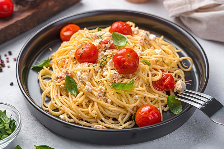 Recette de pâtes végétariennes : spaghettis avec tomates cerises, pesto et fromage feta