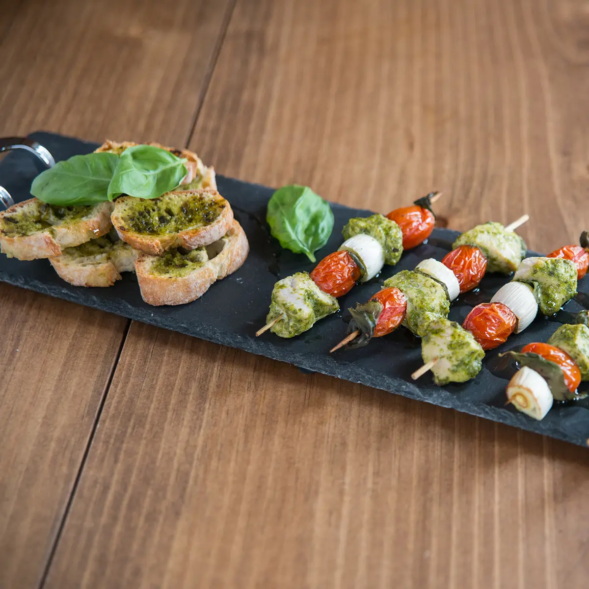 Chicken and leek skewers with pesto and croutons