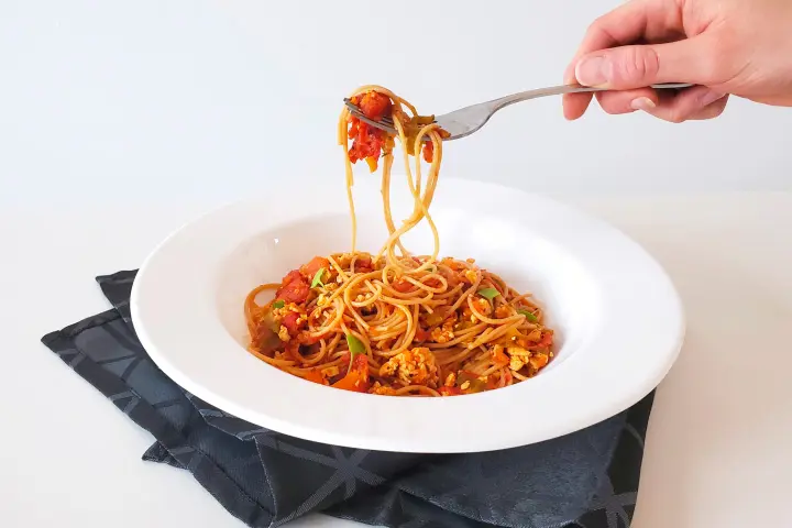 Sauce à spaghetti aux légumes et à la viande sur des pâtes