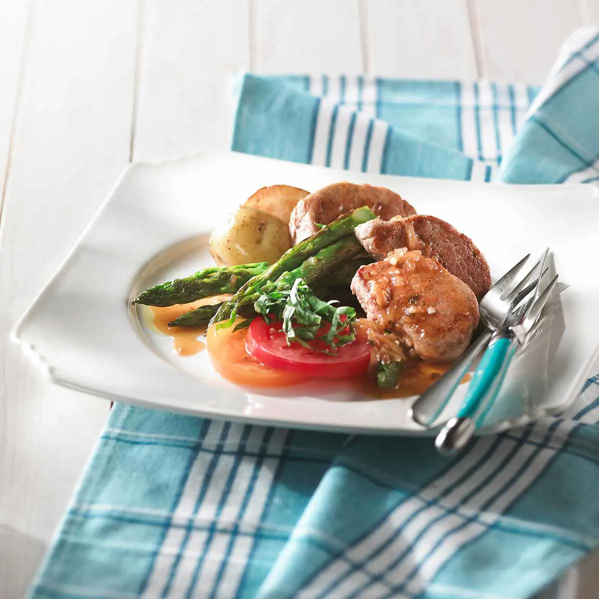 Pork medaillions with fresh tomatoes, shallot and asparagus