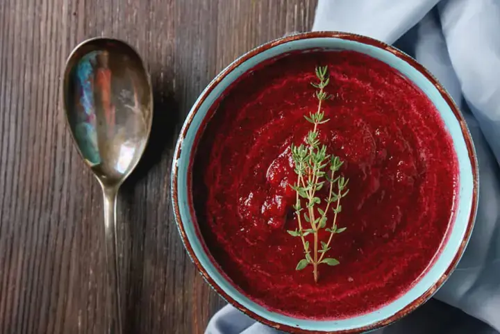 Recipe for leek cream soup with beet in a blue bowl