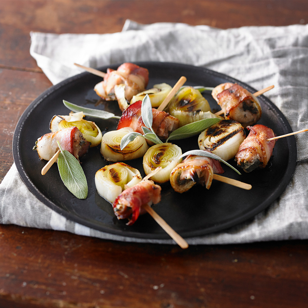 Mini chicken skewers with leeks and bacon