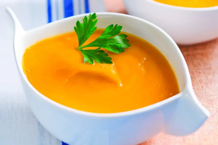 Recette de velouté aux oignons, aux carottes, au rutabaga, aux patates douces, au céleri et aux poireaux