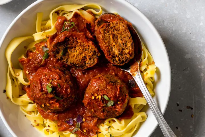 Pâtes avec sauce tomate et boulettes de tempeh