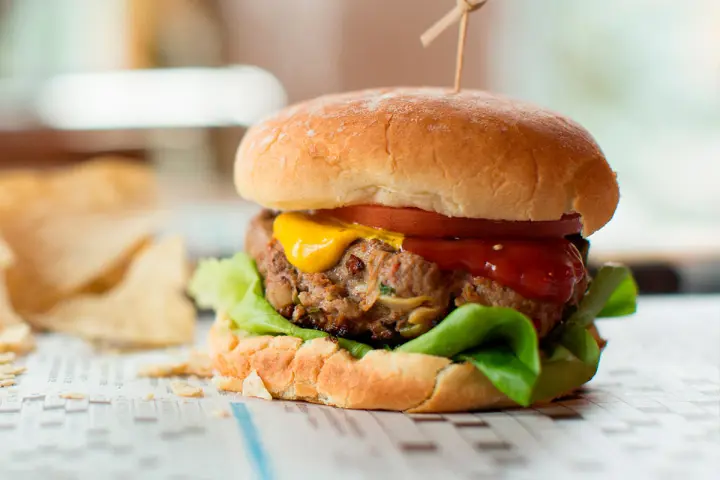 Burger de bœuf épicé à la texane cuit sur le BBQ