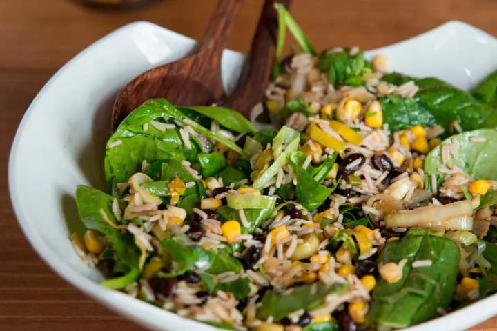 Recette pour la boîte à lunch : salade de riz avec épinards, fèves noires et maïs