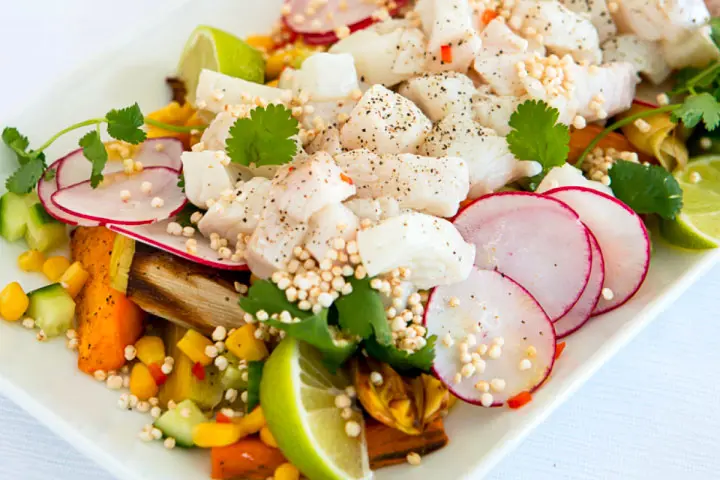 Recette de ceviche de poisson et salsa péruviens de poireaux grillés à accompagner de chips de maïs pour des nachos maison au poisson