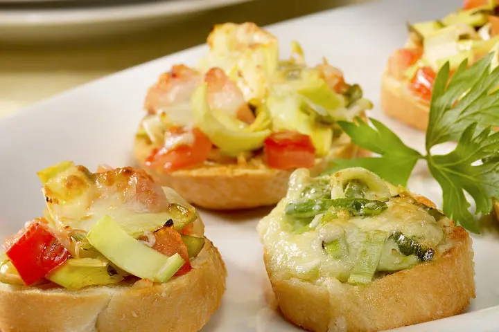 Finger food recipe: tomato and leek bruschetta