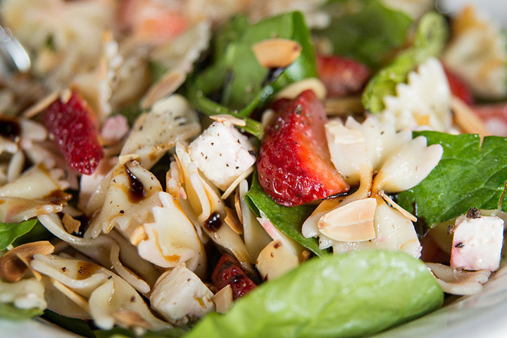 Recipe for pasta salad with leeks, spinach, strawberries, sliced almonds and feta cheese