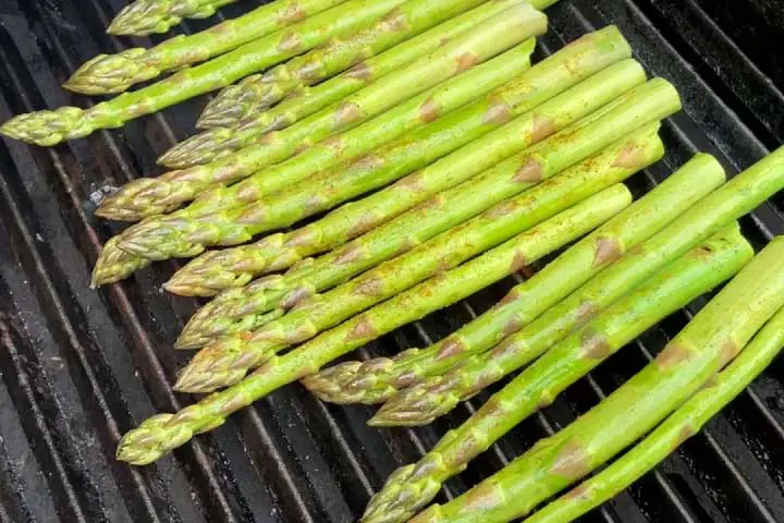 Recipe for green asparagus with curry cooked on the BBQ