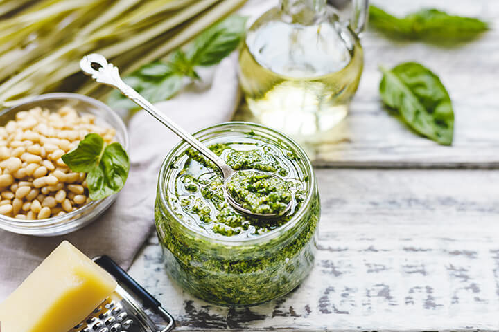 Pot de pesto maison prêt à être utilisé après avoir été congelé à l’automne