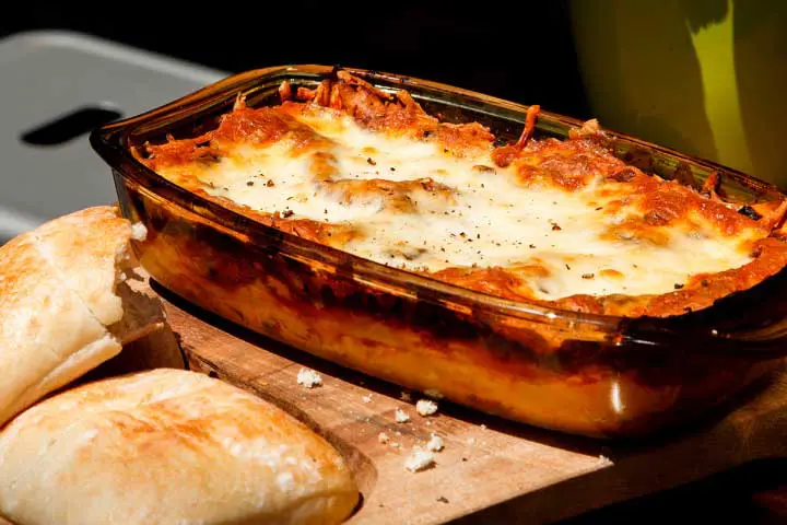 Lasagne au fromage et à la viande avec un pain en accompagnement pour la boîte à lunch