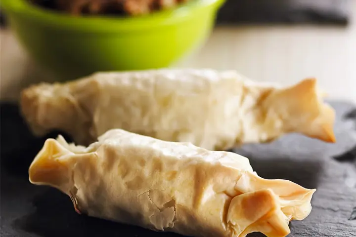 Bonbons en pâte phyllo avec une garniture de poireaux, de fromage et de canneberges séchées