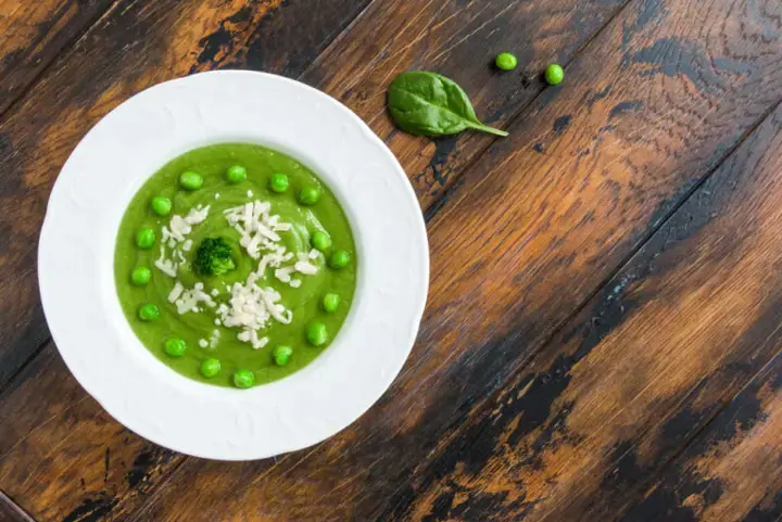 Green vegetable soup recipe with leeks, peas and green beans with a touch of Parmesan cheese for decoration