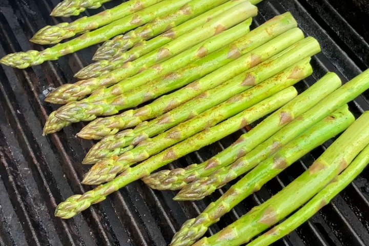 Recette d’asperges vertes au cari cuites sur le BBQ