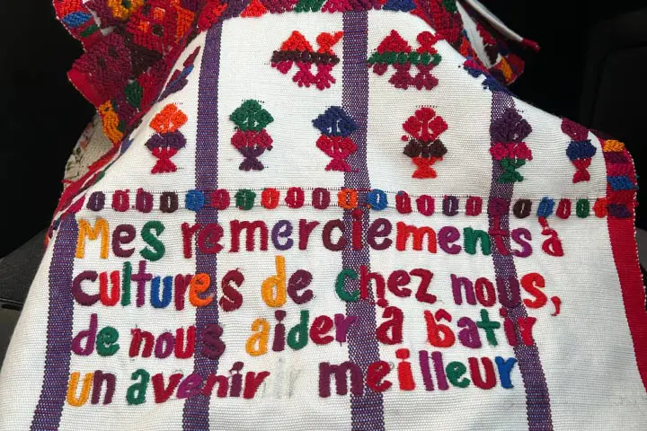 Broderie faite à la main par des Guatémaltèques avec un message de remerciement pour Les Cultures de chez nous