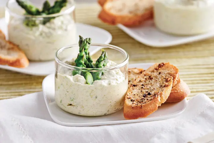 Leek mousse with asparagus tips in a verrine with a seasoned bread crouton