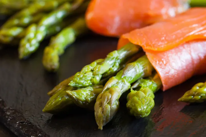 Recipe for steamed green asparagus wrapped in smoked salmon