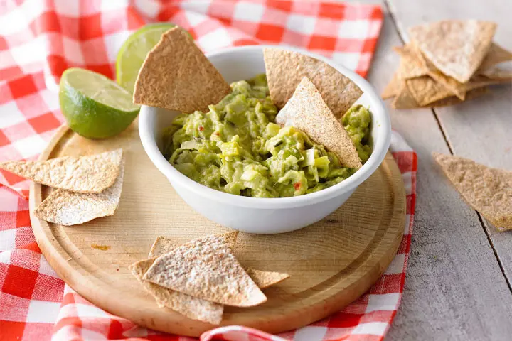 Guacamole with leeks, a perfect Super Bowl recipe to accompany homemade tortilla chips