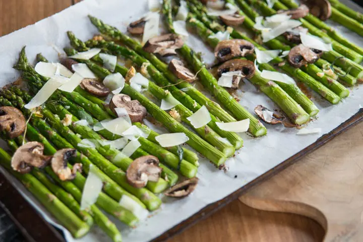 Plate of green asparagus and garlic mushrooms with Parmesan