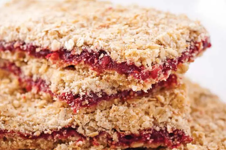 Strawberry‑raspberry crispy bars