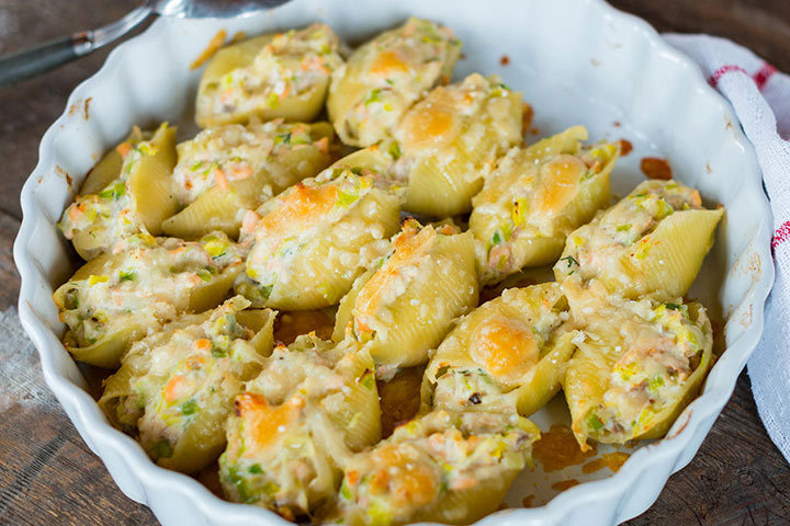 Plat de coquilles gratinées farcies de saumon, de fromage ricotta et de poireaux