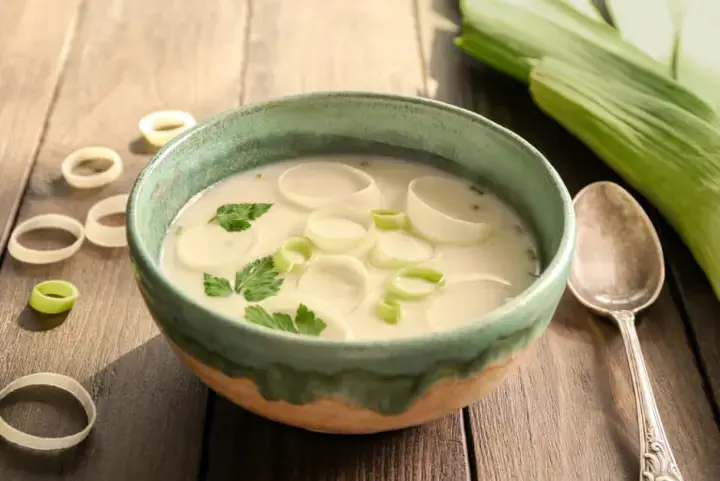 Traditional leek soup recipe with easy‑to‑cook sliced leeks