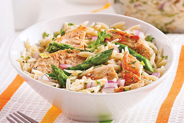 Recipe of pasta salad with orzo, asparagus and grilled chicken